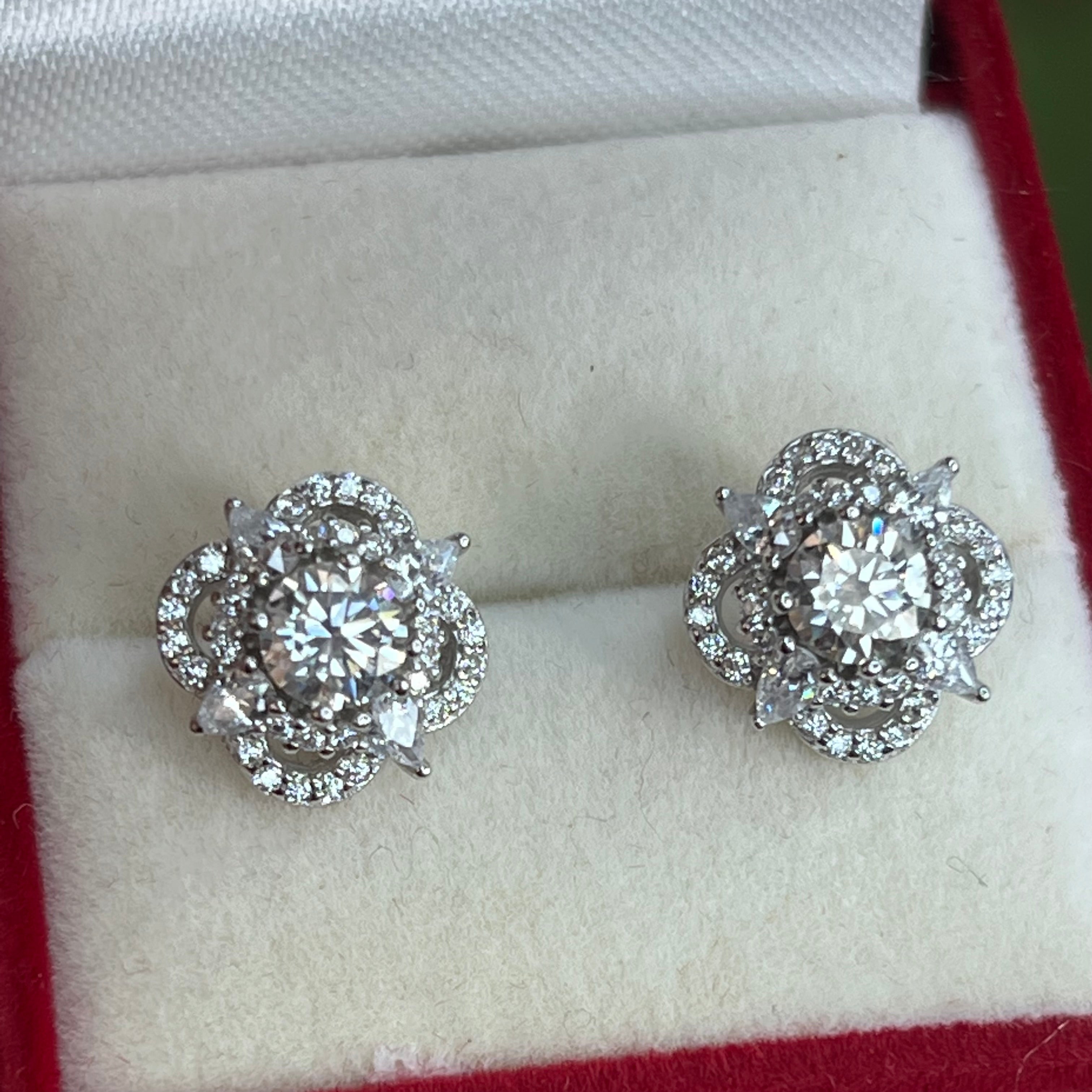 Clover 🍀 moissanite earstuds (FINE silver s925) certified