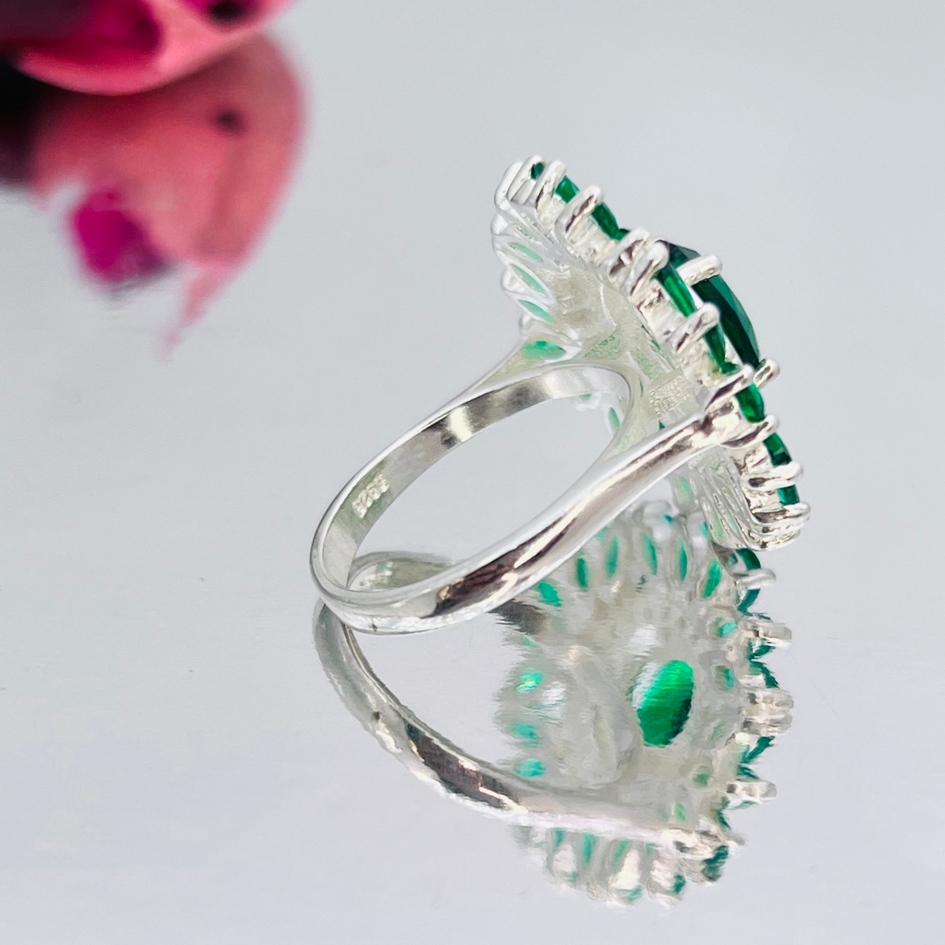 Magnificent Rich green emerald silver ring s925